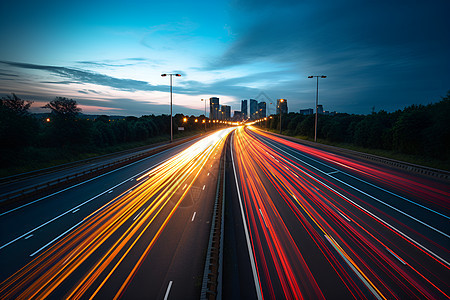 夜幕下的繁忙公路图片