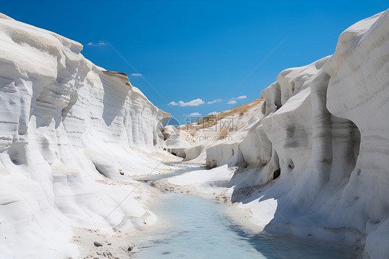 峡谷中的雪岩图片