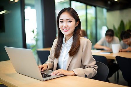 电脑办公女孩微笑办公会的女孩背景