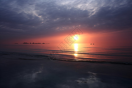 夕阳映照在水面上图片