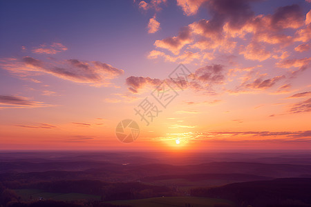 夕阳余晖下的山谷图片
