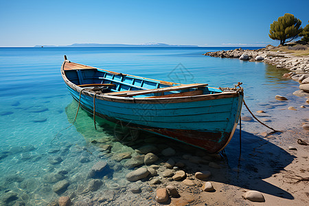 海滩边的独木舟图片