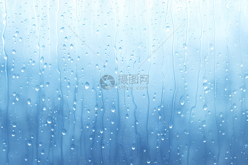 窗户上形成的雨滴图片