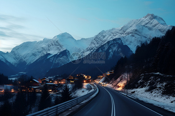 雪山下的道路图片