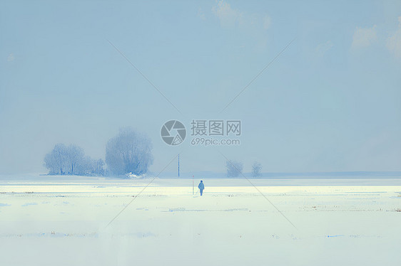 雪地中行走的人图片