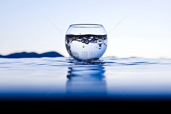 水面上的水杯图片