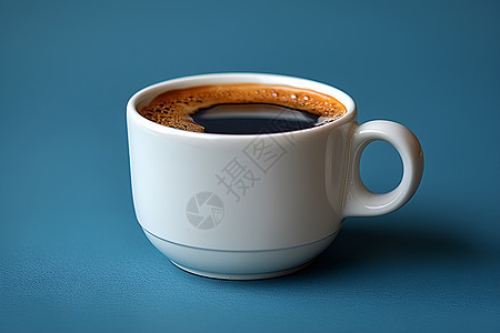 黑色的咖啡与白色瓷杯形成鲜明对比图片