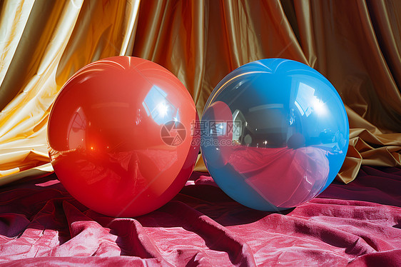 丝绒幕布上的气球图片