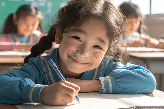 快乐小女孩在教室里写字图片