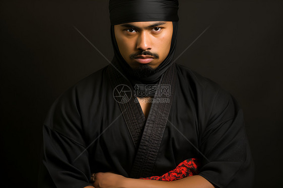 黑色空手道制服的男人戴着头巾图片