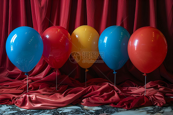 充气气球在红色画布上图片