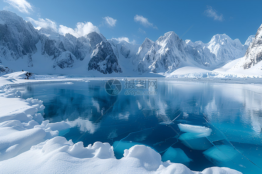 冰雪山水中的湖泊图片