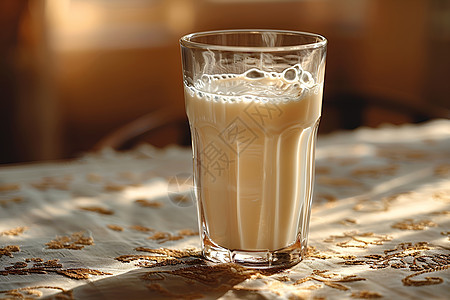 桌子上的一杯牛奶图片