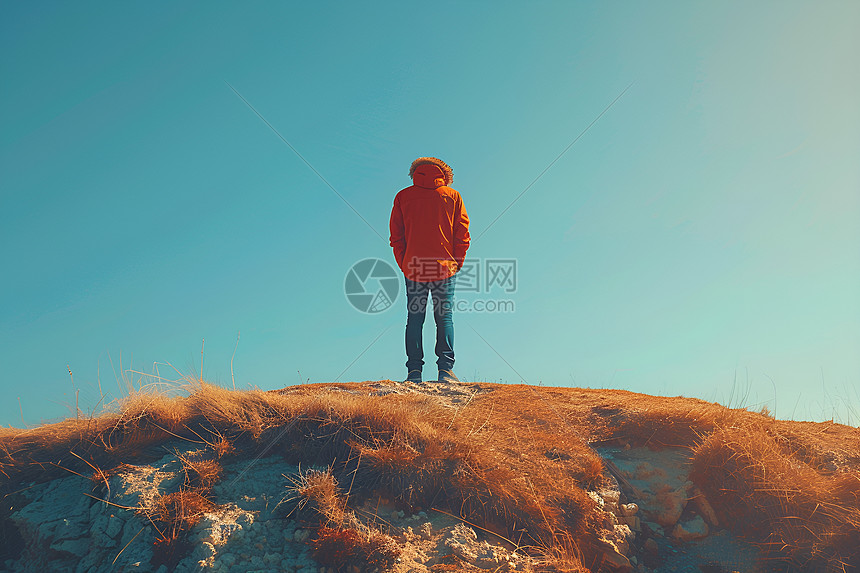 一人站在山顶图片