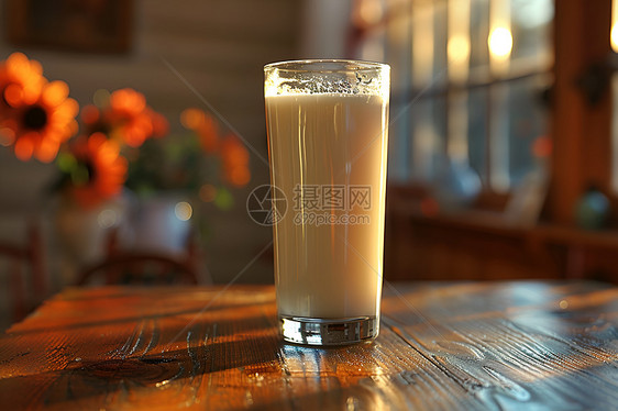 桌面上的一杯牛奶图片