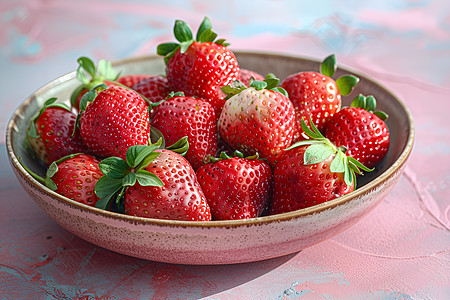 草莓放在碗里图片