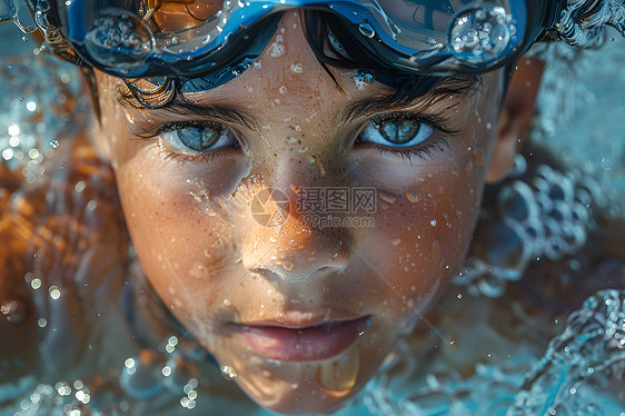 畅游水池的男孩图片