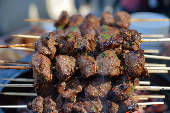 美味的烤肉和肉串图片