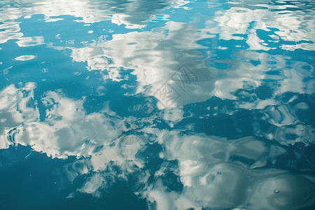 湖面上的蓝天倒影图片