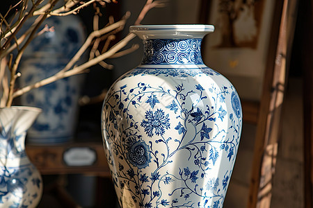 优雅的蓝白花瓶图片
