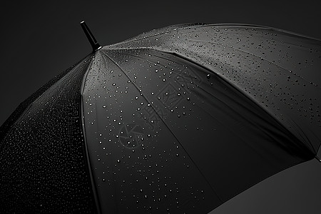 黑色雨伞上的水滴图片