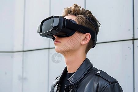 戴着VR眼镜的男子图片