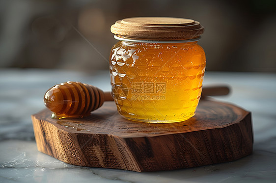 木板上的蜂蜜图片