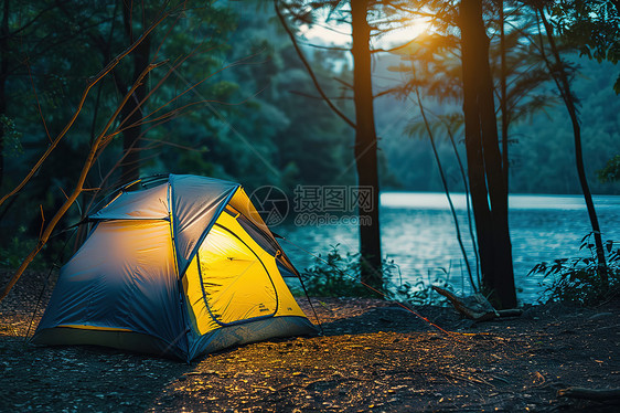 湖边夜晚的帐篷图片