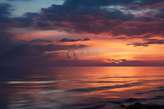 夕阳下的海岸图片