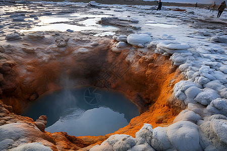 火山口的水池图片