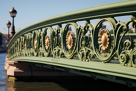 一座绿色桥梁图片