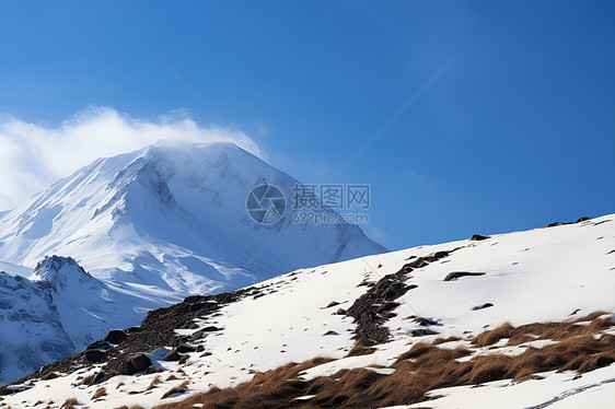 冬日下的雪山风景图片