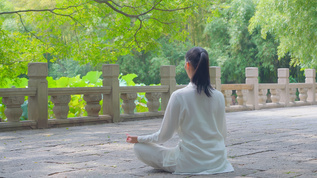 4k女性在石板路上盘腿打坐背影女同胞mp4