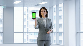 职场商务女性展示手机绿幕视频素材