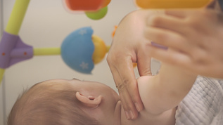 婴儿润肤护理视频素材