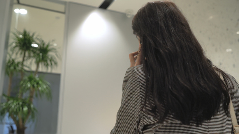 4k商务女性打电话走在楼道里的背影