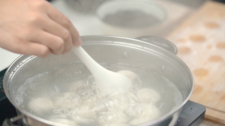 搅动锅里的汤圆视频素材