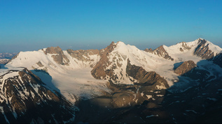 4K航拍新疆天山雪山雪峰视频素材