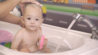 婴儿洗澡洗头视频素材