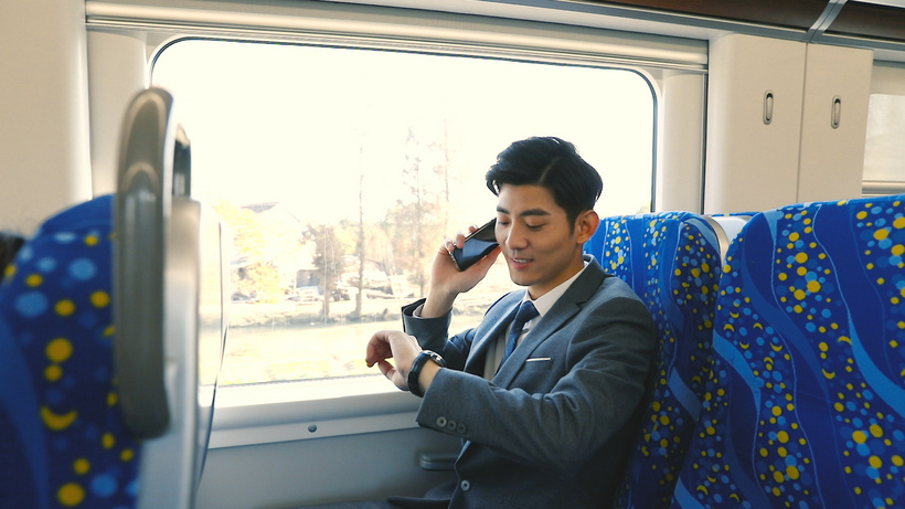 商务男性高铁出行接打电话短途mp4