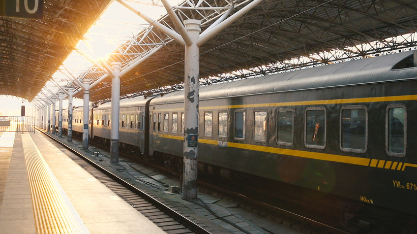 停靠站台的火车这列mp4