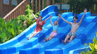4k亲子家庭水上乐园玩水上滑梯视频素材