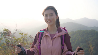 女生登山者爬山微笑笑容形象视频素材