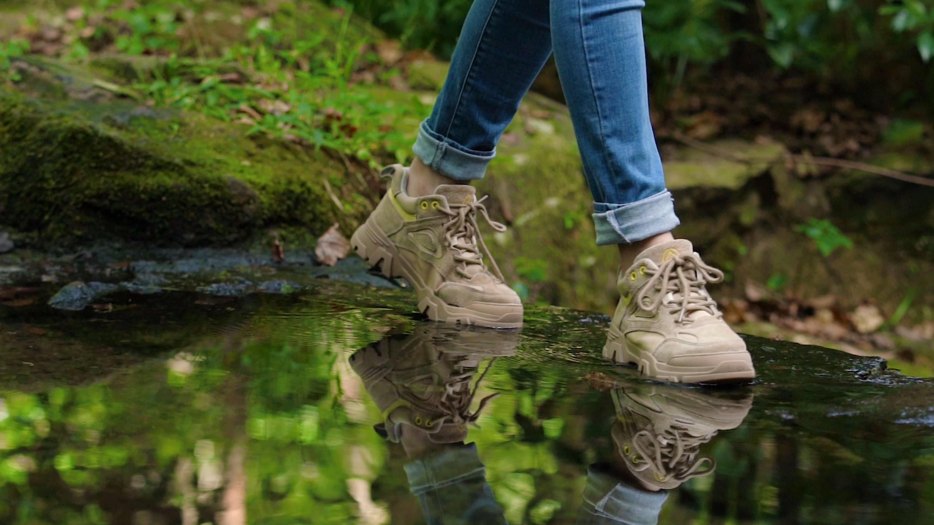 野外远足脚步特写