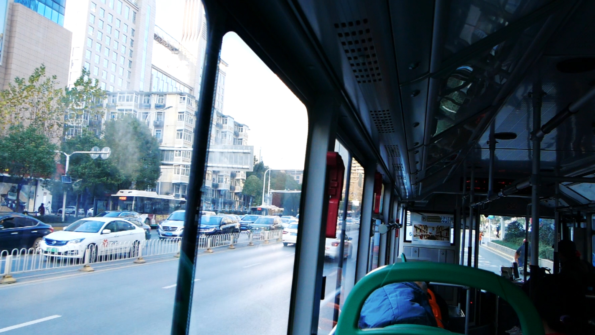 公交车窗外图片