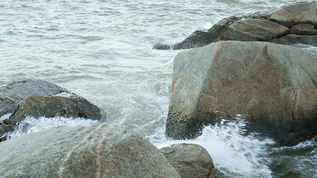 海浪拍打岩石视频素材