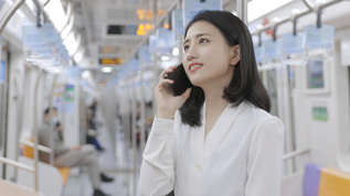女生乘地铁接电话视频模板下载