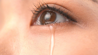 女人流泪的眼睛图片图片
