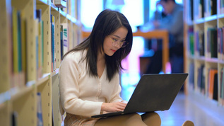 4k图书馆使用笔记本电脑学习的女生视频素材