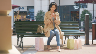 4k购物女性使用手机网络购物购物节视频素材